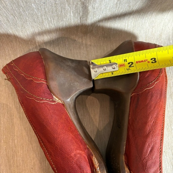 EL NATURALISTA Sz 39 Scalloped Edge Kitten Heel Leather Rubbed Sole Shoes - Picture 6 of 10